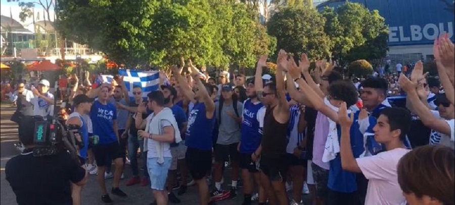 Παράνοια έξω από το γήπεδο από Έλληνες υποστηρικτές του Τσιτσιπά (vids)