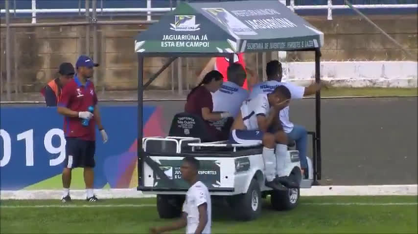 Τραυματιοφορείς πάτησαν με το αμαξίδιο το πόδι ποδοσφαιριστή (vid)