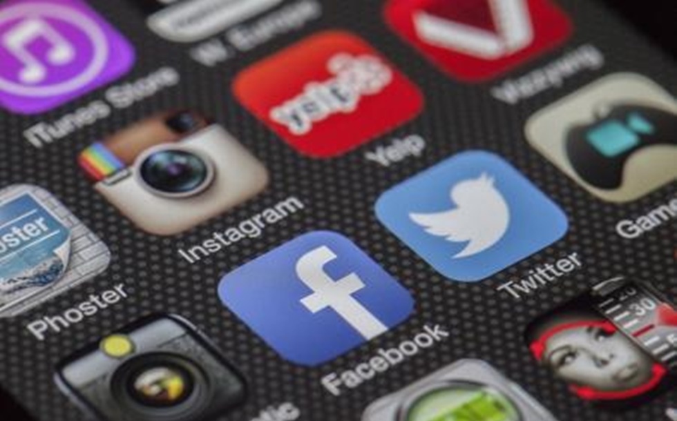 Social media: Από τι κινδυνεύετε αν δεν τα κλείσετε πριν πέσετε για ύπνο