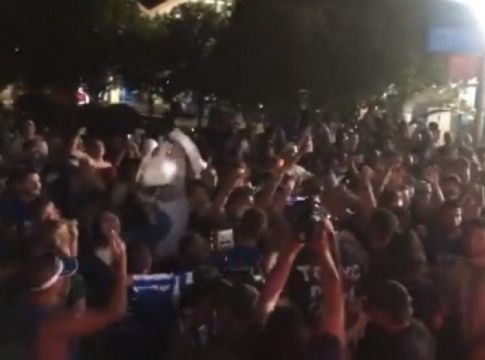 Τρελοί πανηγυρισμοί από τους Έλληνες έξω από το γήπεδο! (vid)