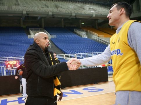 ΑΕΚ: Προπονήθηκε και παίζει με Κολοσσό ο Θίοντορ