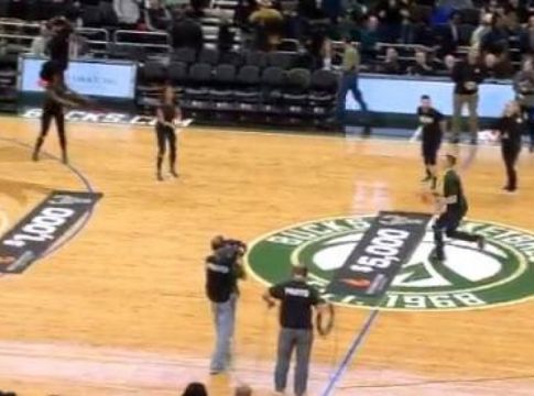 Φίλαθλος των Μπακς το έβαλε από το κέντρο και κέρδισε 5 χιλιάδες δολάρια (vid)