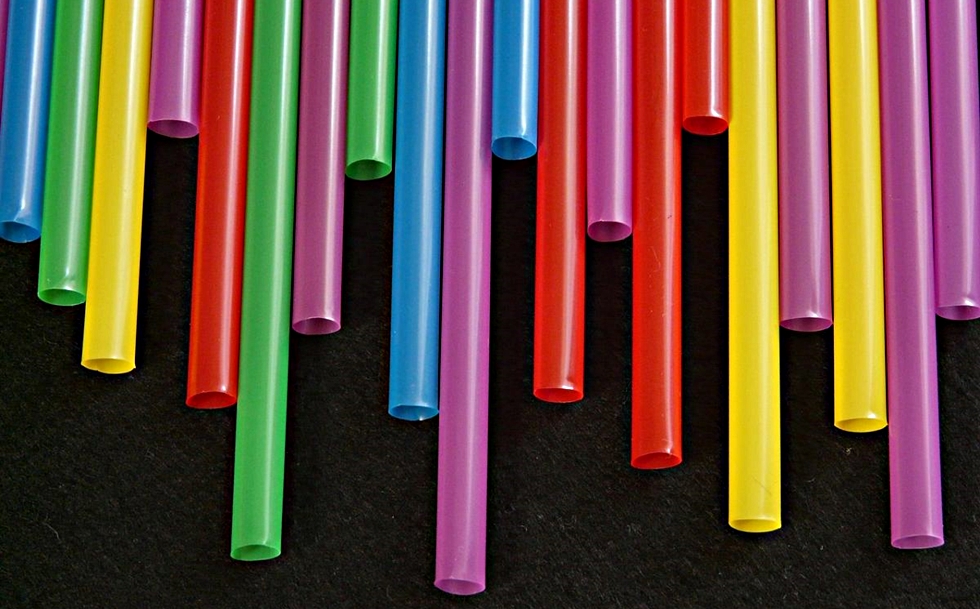 Πλαστικά καλαμάκια: Καταργήθηκε η χρήση τους από την αλυσίδα «Εverest»