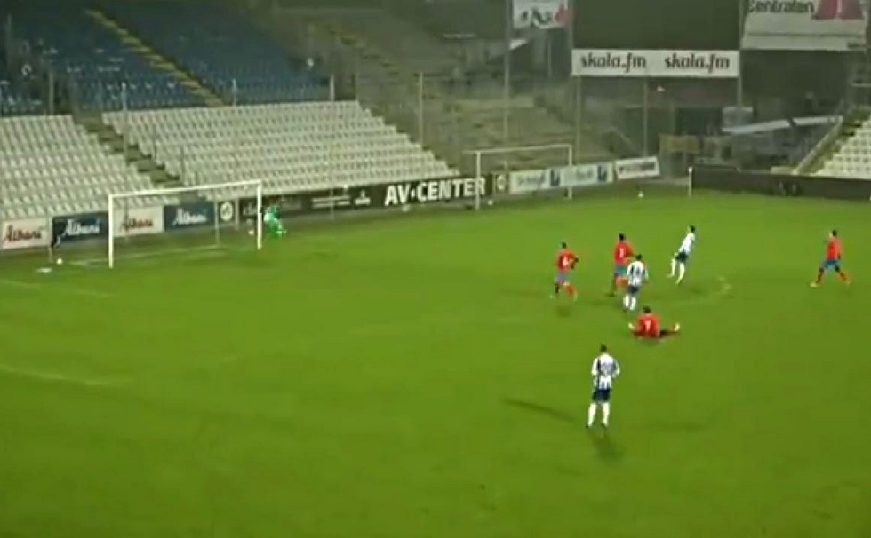 Αυτογκόλ… όνειρο με λόμπα στο Οντένσε-Χέλσινμποργκ! (vid)