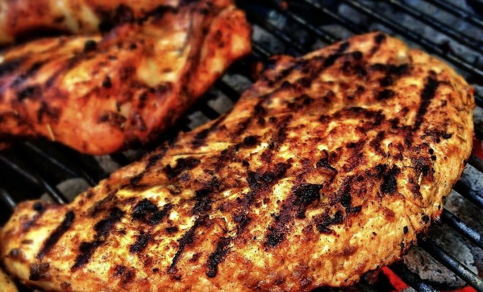 Aυτά τα κομμάτια κρέατος γίνονται καρκινογόνα όταν ψήνονται στα κάρβουνα