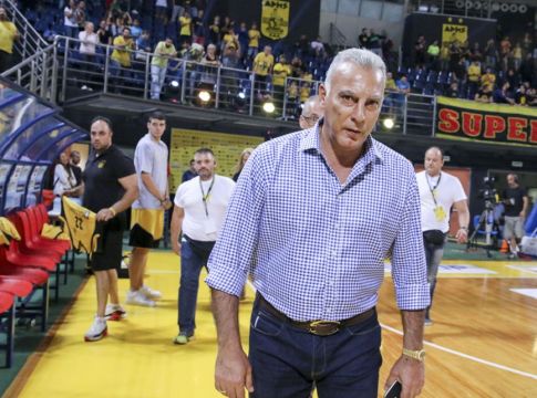 Υπό το βλέμμα του «Θεού» (pic)