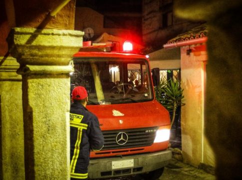 Φωτιά στη Θεσσαλονίκη: «Λαμπάδιασε» το σπίτι και τις έσωσε ο σκύλος