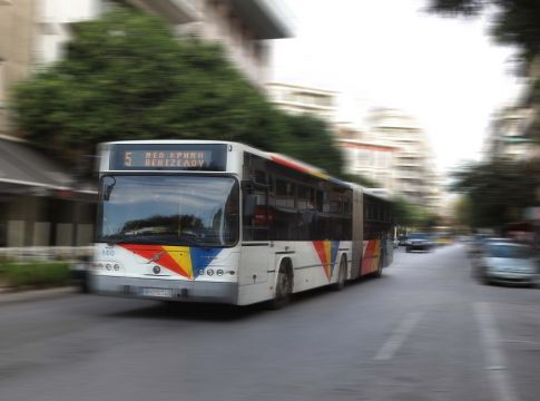 Άγνωστοι επιτέθηκαν με πέτρες σε λεωφορείο του ΟΑΣΘ