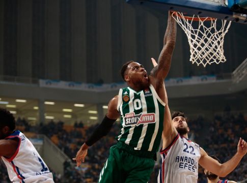 «Πέταξε» και κάρφωσε ο Τόμας! (vid)