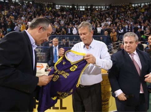 Δάκρυσε ο Ιωαννίδης, σείστηκε το Παλέ: Συγκίνηση για την πρωταθλήτρια ομάδα του ‘79