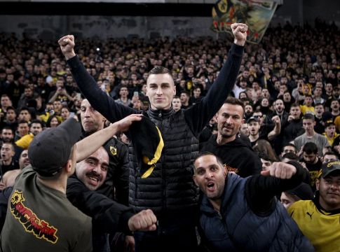 Αποθέωση για Βράνιες: Ανέβηκε στην κερκίδα και φώναζε συνθήματα! (pics)