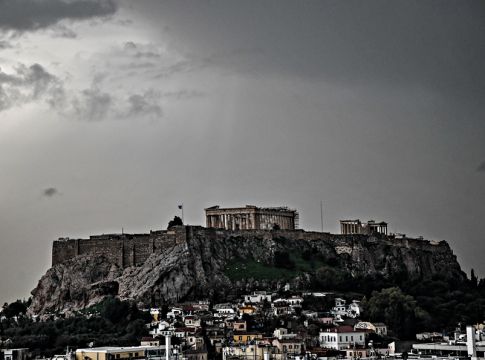 Καιρός: Βροχές και σποραδικές καταιγίδες σήμερα Δευτέρα