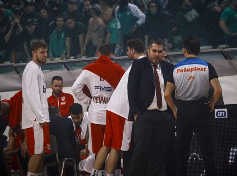 Ολυμπιακός: Τα «φιλάκια» του Μπαφέ σε γραμματεία και κομισάριο! (vid)