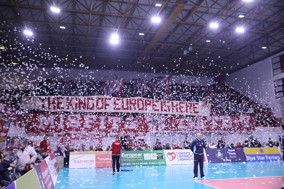 Η εντυπωσιακή ατμόσφαιρα στο Μελίνα Μερκούρη και το πανό για τον «Στρατηγό» Κουντούρη! (pics)