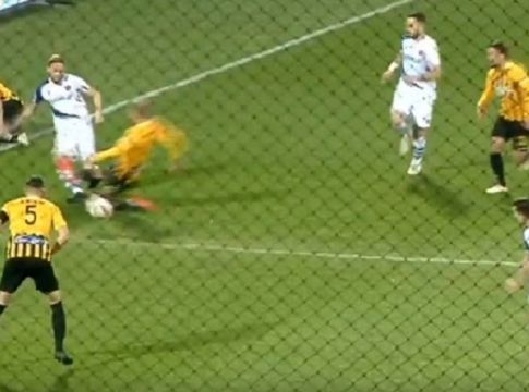 Το «εγκληματικό» τάκλιν του Μπάσα που άφησε τον Άρη με 10 παίκτες (vid)
