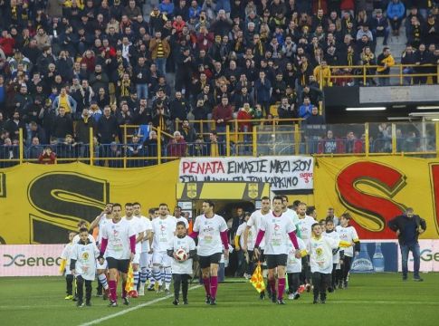 Οι οπαδοί του Άρη διπλά στη φίλη του Πανιωνίου, Ρενάτα (pic)