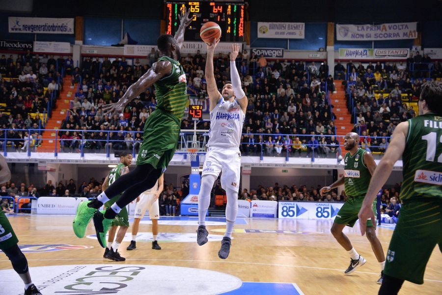 Η σύγκρουση των… άκρων