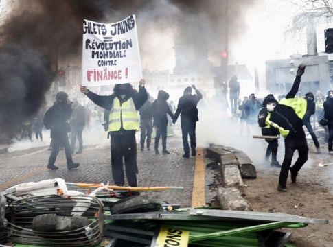 Τα «κίτρινα γιλέκα» ξανά στους δρόμους για 12η μέρα