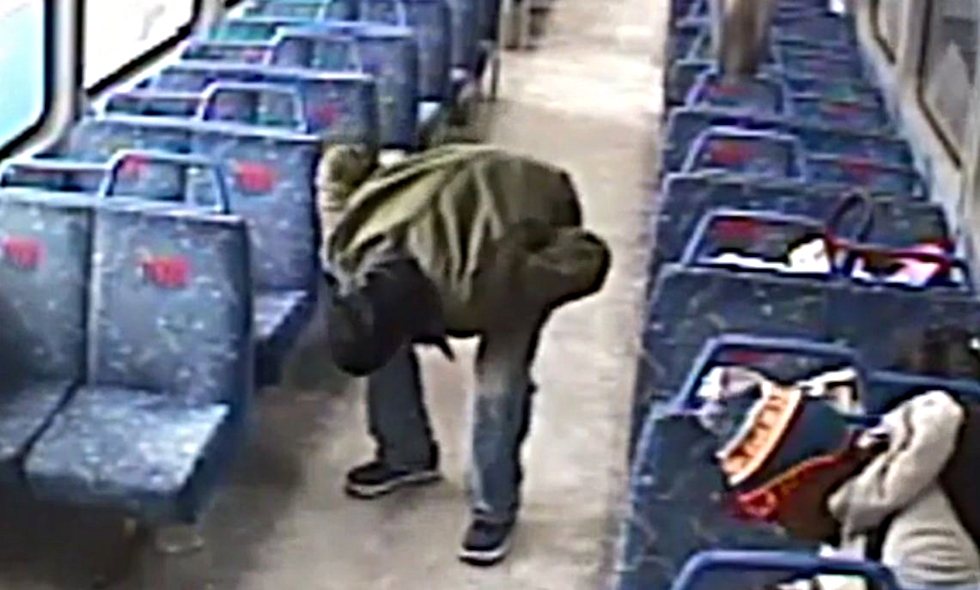 Άντρας βγήκε να καπνίσει και ξέχασε στο βαγόνι το καρότσι με το παιδί του (vid)