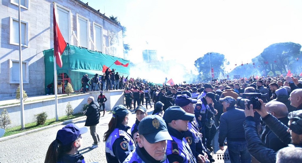 Επεισόδια στα Τίρανα: «Ράμα, φύγε» – Η προσπάθεια για «ντου» και το νέο κάλεσμα των Αλβανών