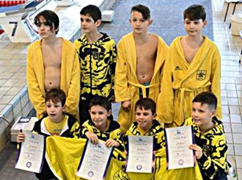 Κιτρινόμαυρα «δελφίνια» (pic)