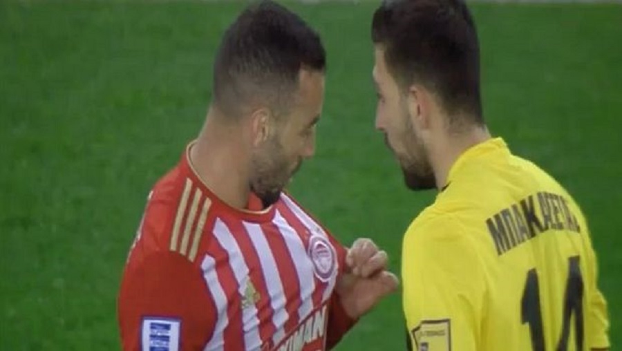 Ο Γκιγιέρμε έδειξε στον Μπακασέτα το σήμα του Ολυμπιακού (pic)