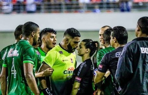 Viral: Γυναίκα διαιτητής στέκεται ατρόμητη μπροστά σε εξοργισμένο τερματοφύλακα