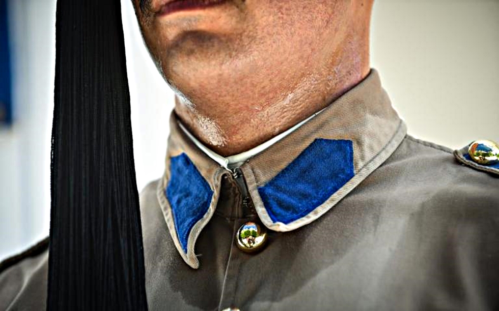 Συγκλονίζει ο πατέρας του 24χρονου εύζωνα – «Προσδοκούσα να χτυπήσει ξανά η καρδιά του»