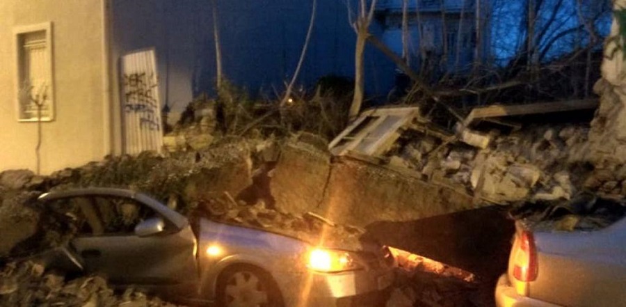 Κατέρρευσε εγκαταλελειμμένο κτίριο στο Γκάζι – Καταπλακώθηκαν αυτοκίνητα
