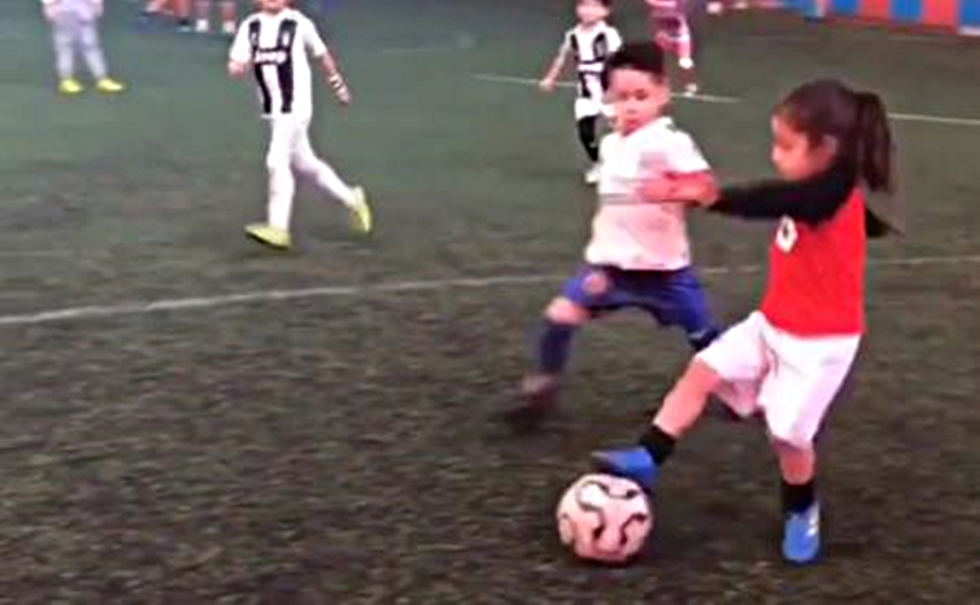 Viral: Η πιτσιρίκα που θυμίζει Μέσι με τις ντρίπλες της (vid)