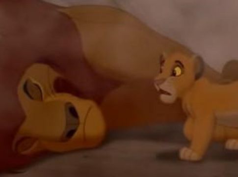 Lion King: Σκύλος παρακολουθεί την ταινία και κλαίει (vid)