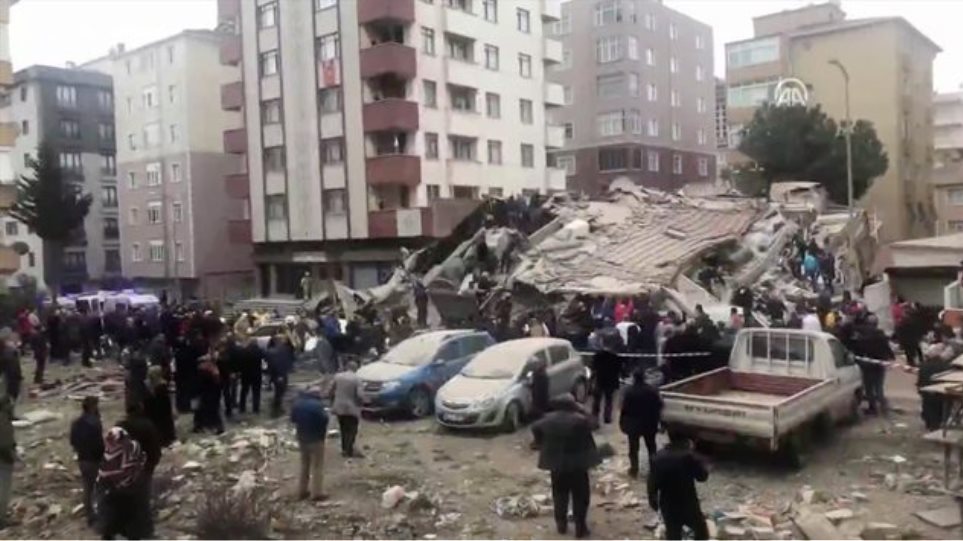 1 νεκρός- 4 εγκλωβισμένοι από κατάρρευση πολυκατοικίας στην Κωνσταντινούπολη