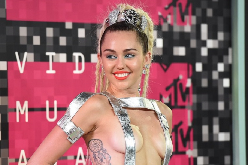 Η sexy φωτογράφιση της Miley Cyrus (pic)