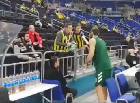 Ο Παπαπέτρου υπέγραψε αυτόγραφα σε μικρούς φίλους της Φενέρ! (vid)