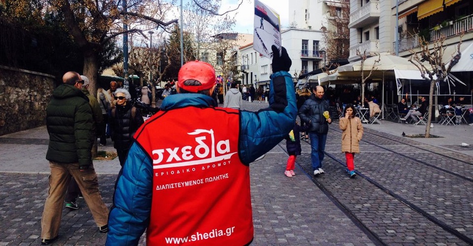 «Σχεδία»: Πουλώντας το περιοδικό των αστέγων για μία ώρα