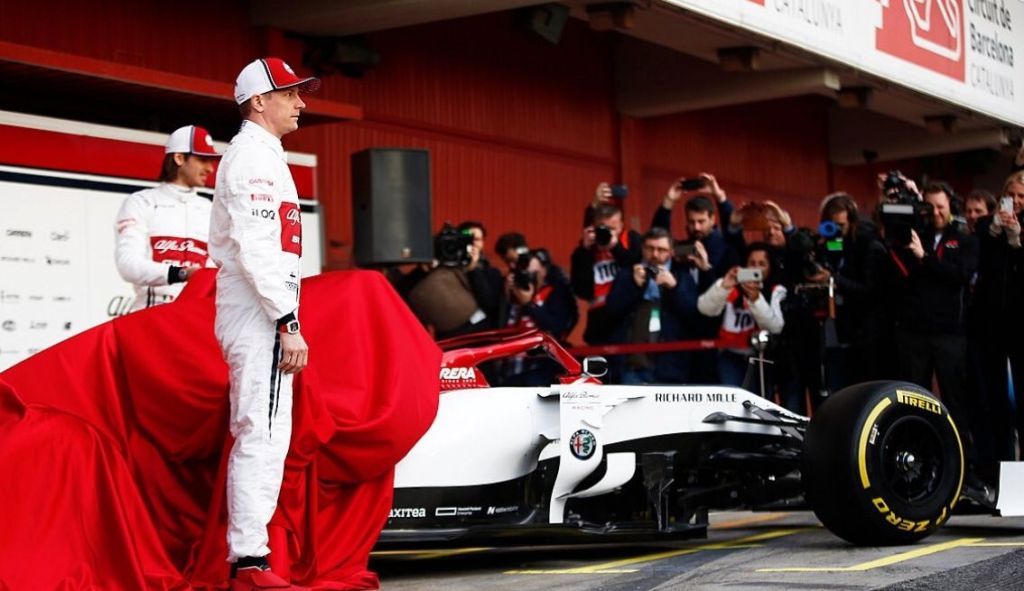 Άκρως εντυπωσιακά τα αποκαλυπτήρια του μονοθέσιού της Alfa Romeo (pics&video)