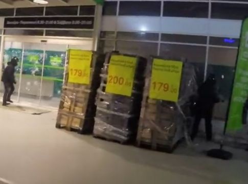 Ρουβίκωνας: Το βίντεο με την καταδρομική επίθεση σε κατάστημα της Κηφισίας