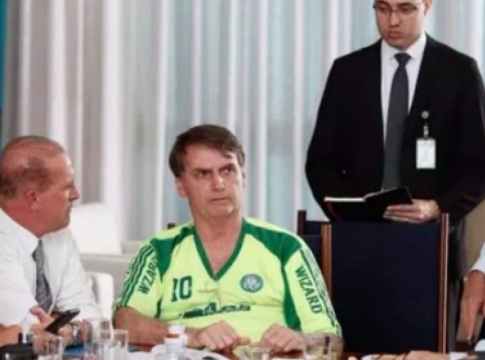 Με απομίμηση φανέλας της Παλμέιρας ο Πρόεδρος της Βραζιλίας! (pics)