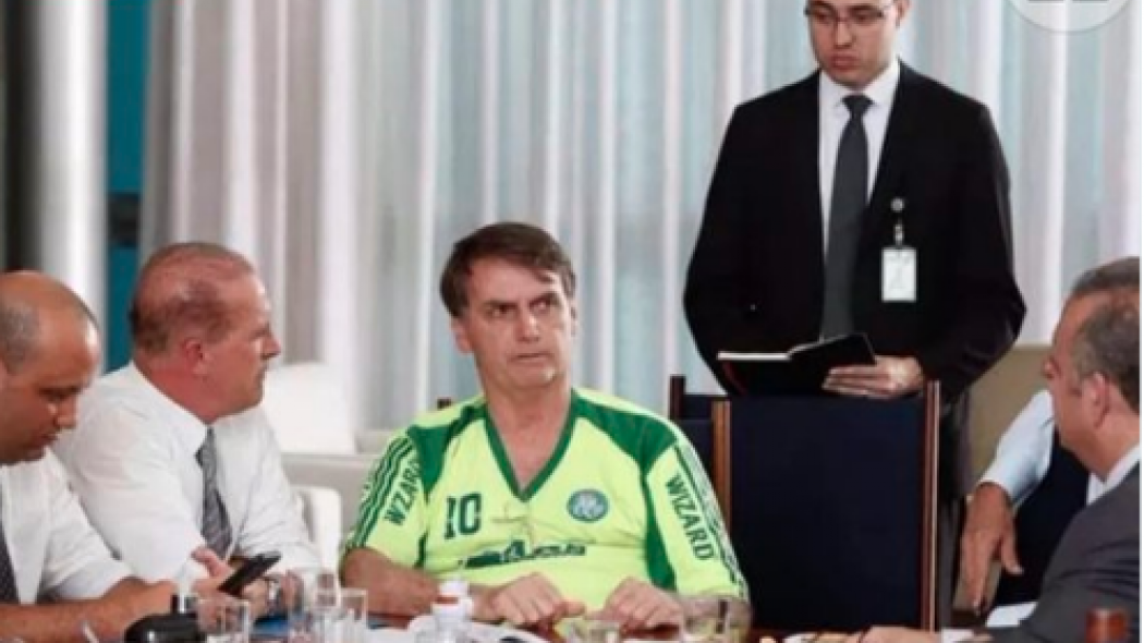 Με απομίμηση φανέλας της Παλμέιρας ο Πρόεδρος της Βραζιλίας! (pics)