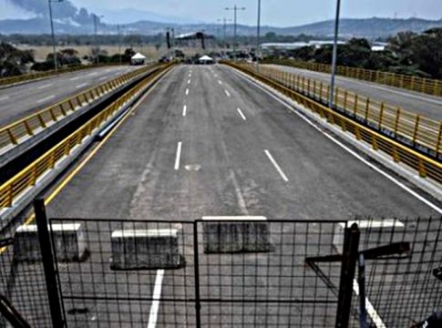 Ο Μαδούρο κλείνει τα σύνορα με την Κολομβία