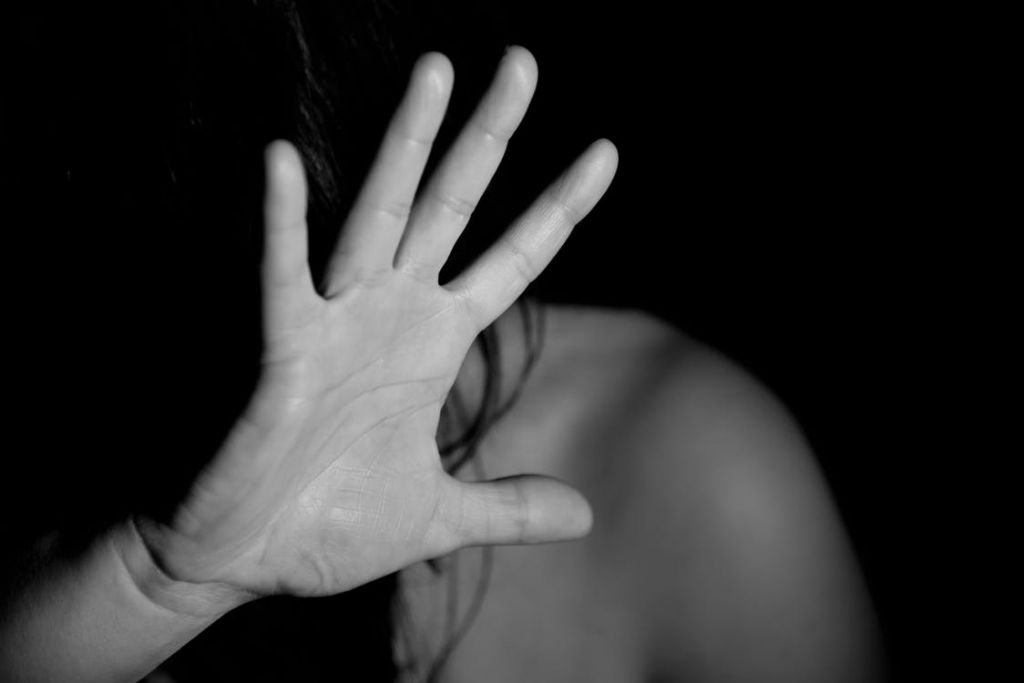 Ενδοοικογενειακή βία: Ένα βίντεο «γροθιά» στο στομάχι (vid)