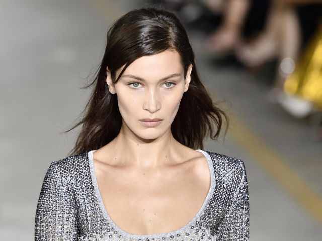 Τα καλύτερα στιγμιότυπα από το ταξίδι της Bella Hadid στην Ελλάδα