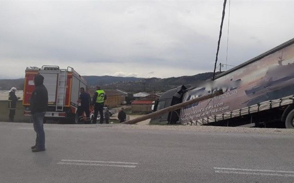 Ιωάννινα: Ο δυνατός αέρας «πέταξε» νταλίκα σε χωράφι (pics)