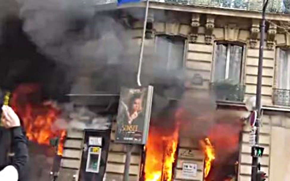 Η «γαλλική Marfin» – Πανικός από φωτιά σε τράπεζα, άνθρωποι παγιδεύτηκαν στο κτίριο