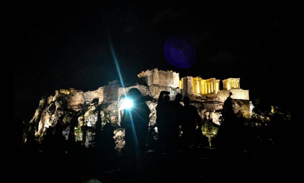 Στο σκοτάδι η Αθήνα για την «Ώρα της Γης» (pic)