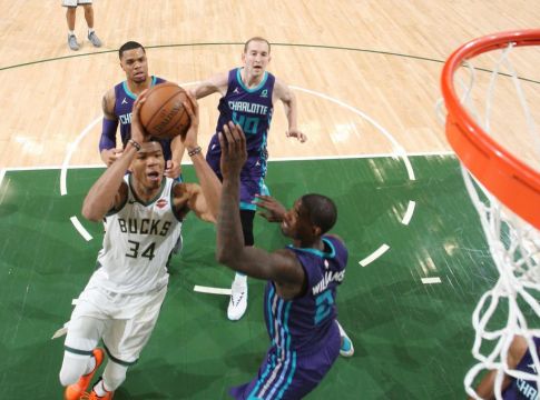 Το… χαλαρό double double του Αντετοκούνμπο κόντρα στους Χόρνετς (vid)