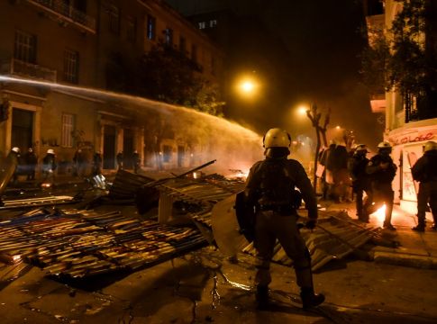 Δεύτερη νύχτα επεισοδίων στα Εξάρχεια -Τραυματίστηκε ένας αστυνομικός