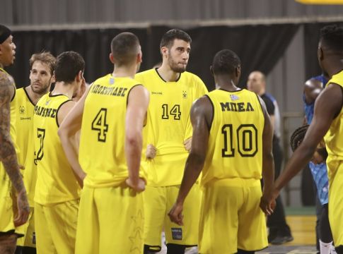 Νέα φανέλα στην μπουτίκ της ΚΑΕ Άρης (pics)