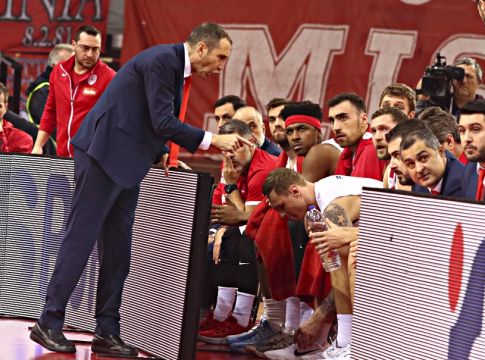 Όταν κοιτάς και την άκρη του πάγκου…