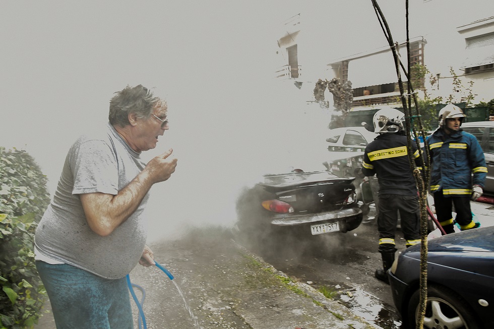 Σοβαρά επεισόδια μεταξύ οπαδών στη Νίκαια- Στις φλόγες αυτοκίνητο (pics)